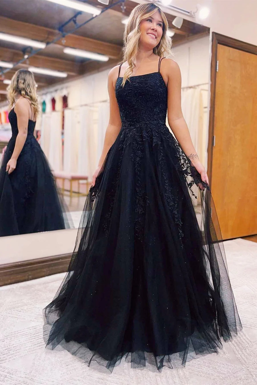 Vestido de fiesta con apliques en forma de A y espalda con cordones
